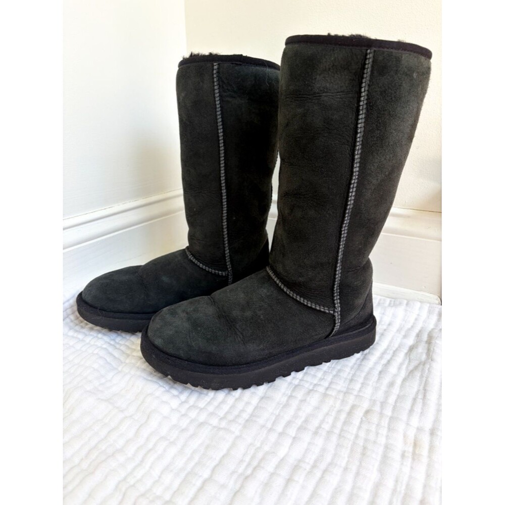 UGG Classic Tall II Black Suede Sheepskin Boots Women’s Size 8
